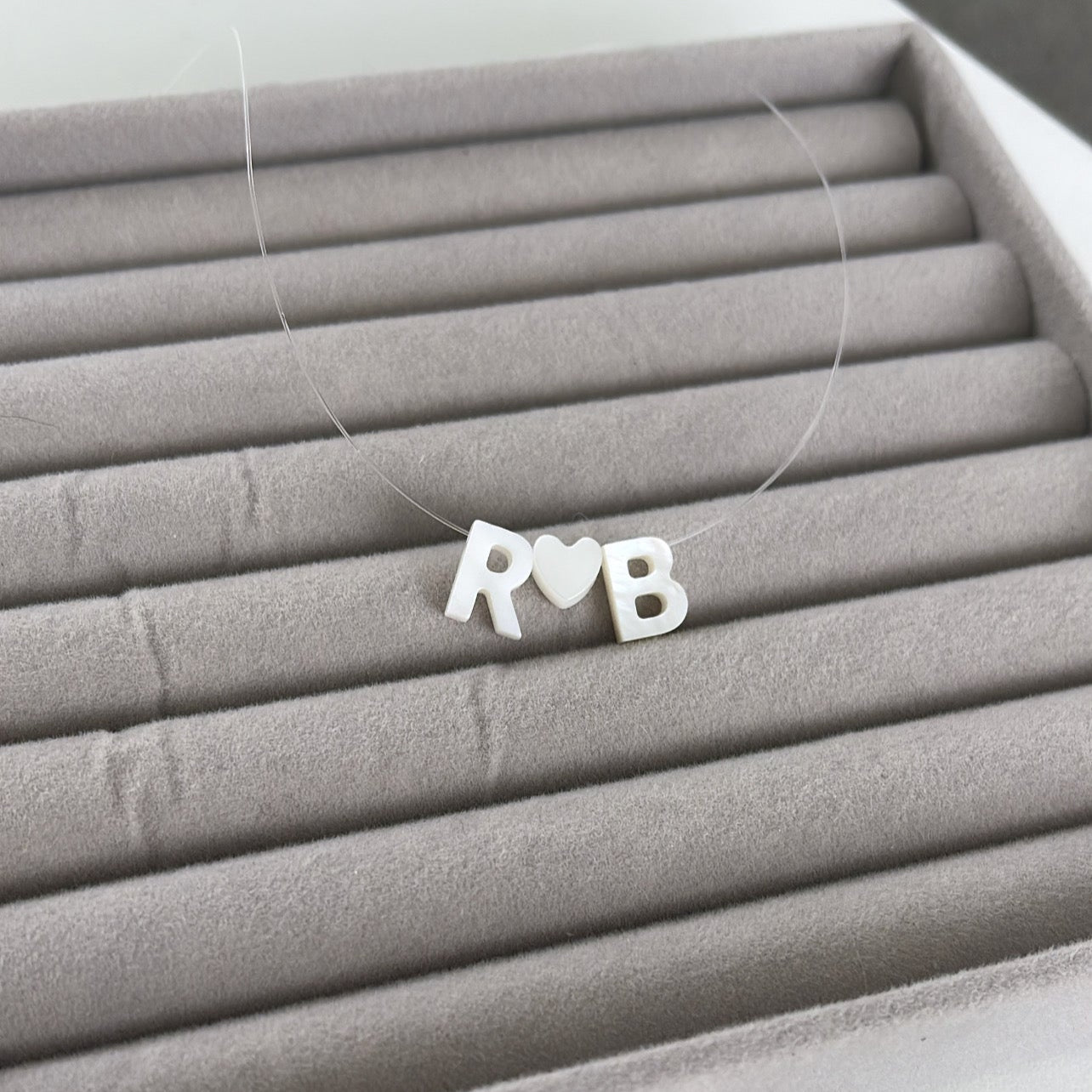 Colar Amor de Mãe - Letra Inicial e Boneco