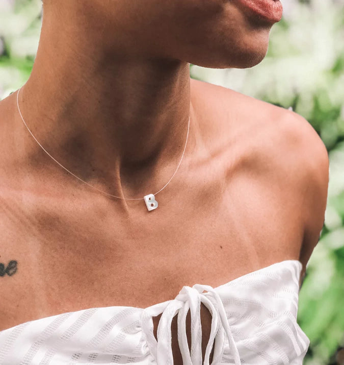 Colar Letra Madripérola