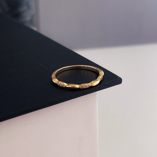 Anel Delicate cravejado