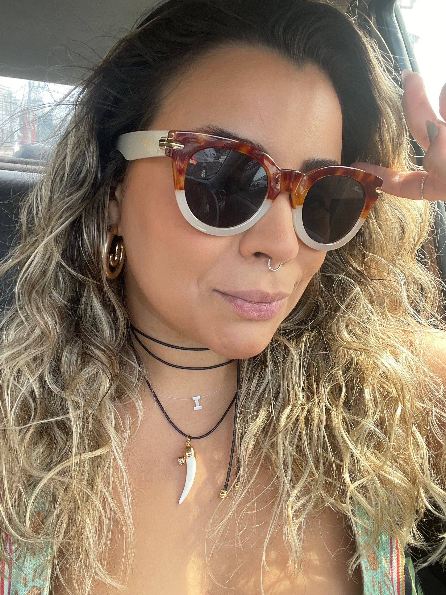 Colar Letra Madripérola