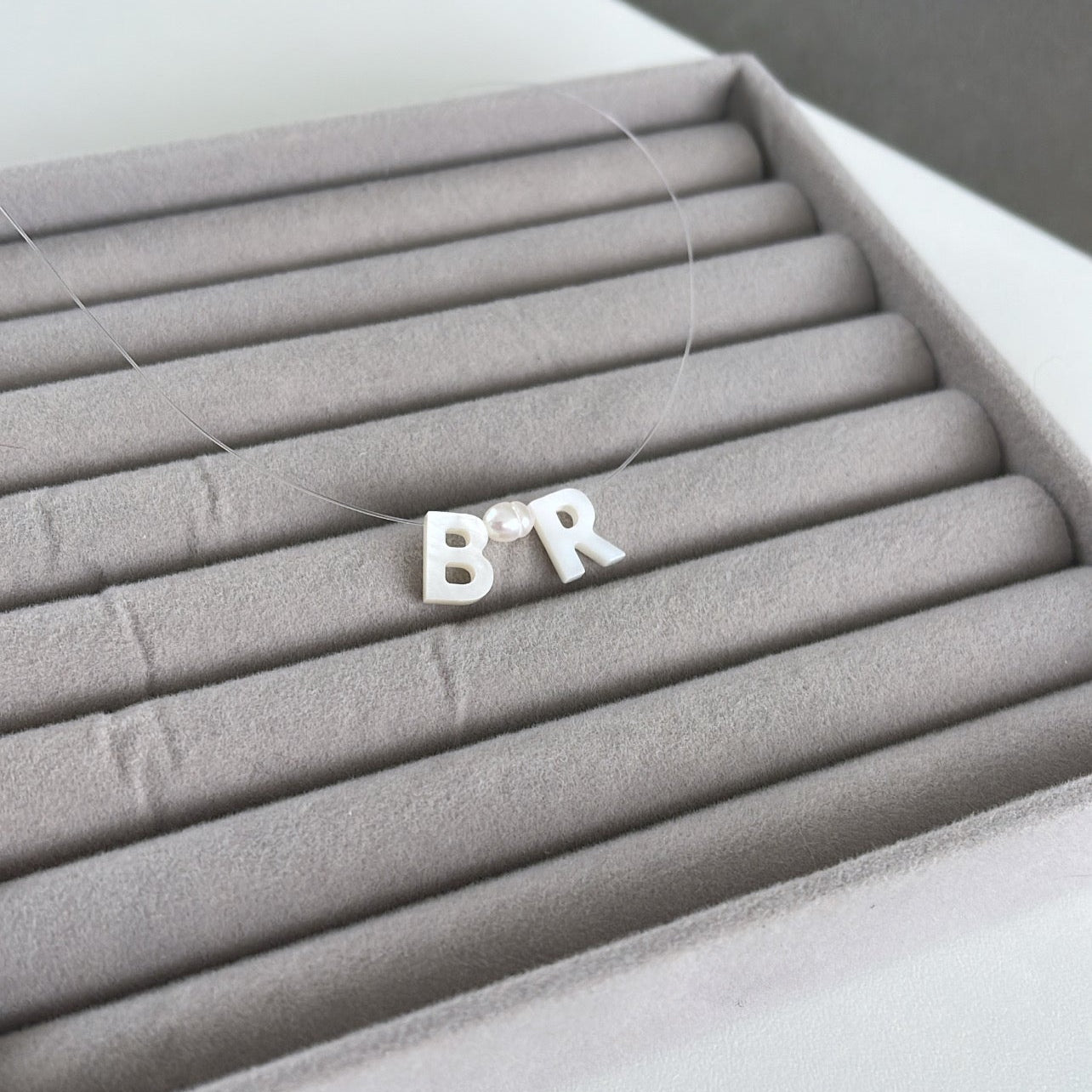 Colar Amor de Mãe - Letra Inicial e Boneco