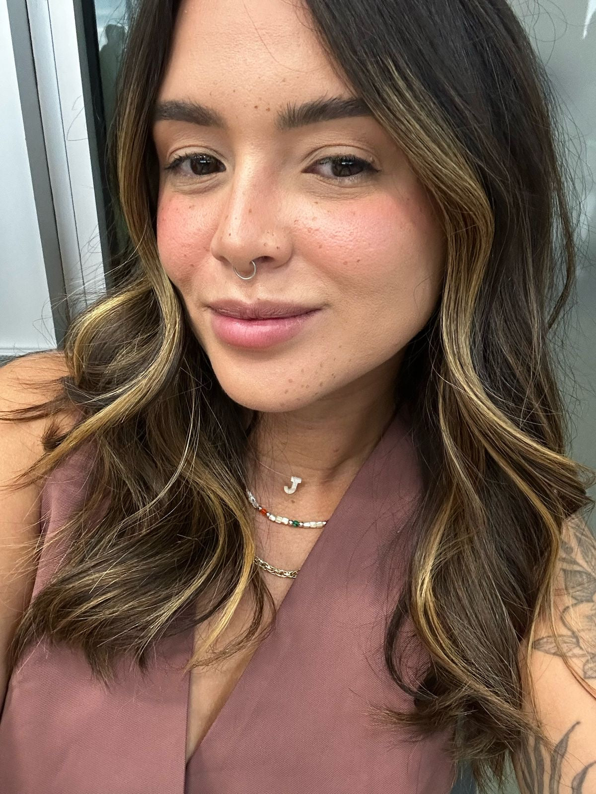 Colar Letra Madripérola