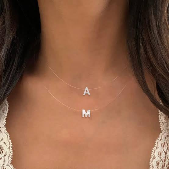 Colar Letra Madripérola