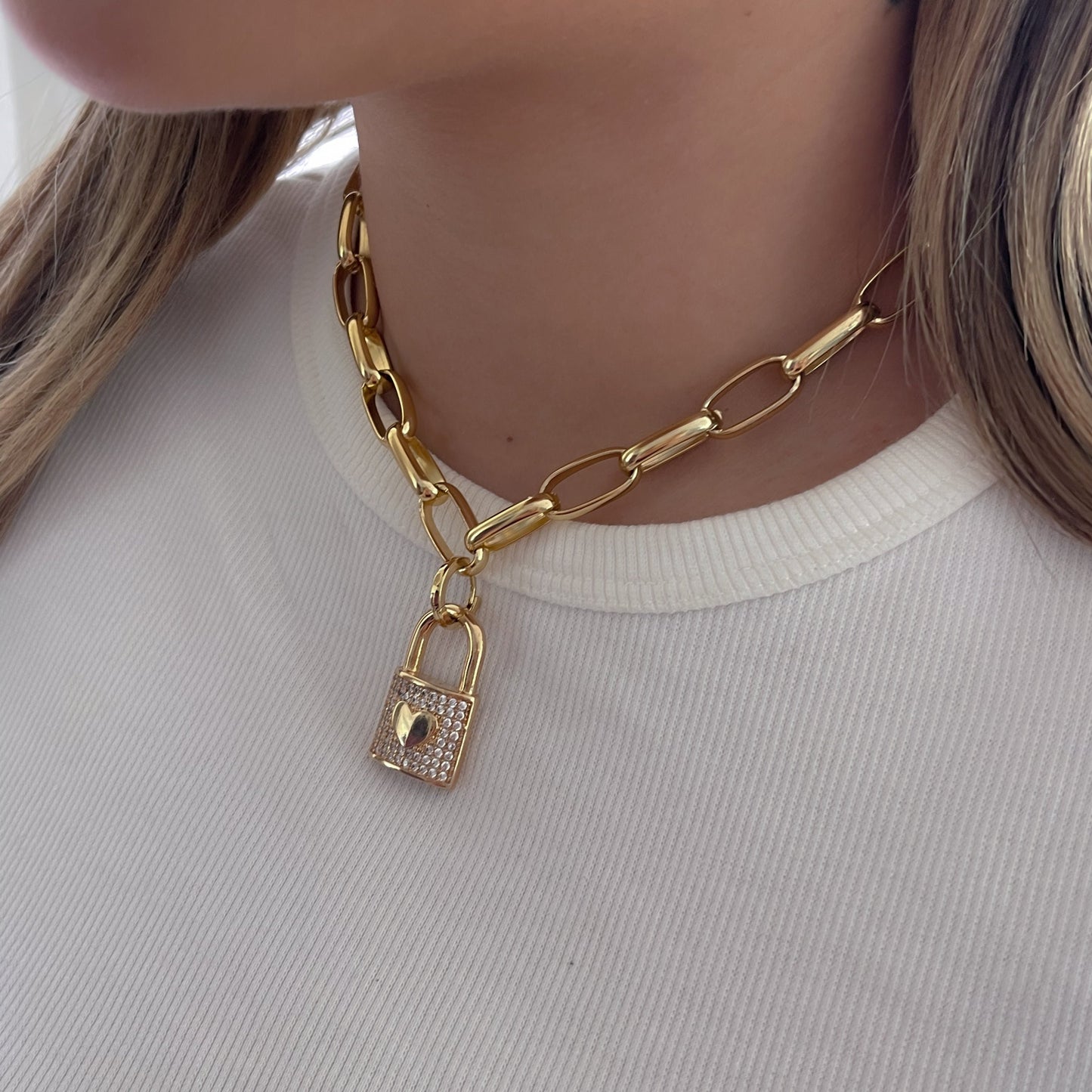 Correntaria elo oval Cartier.