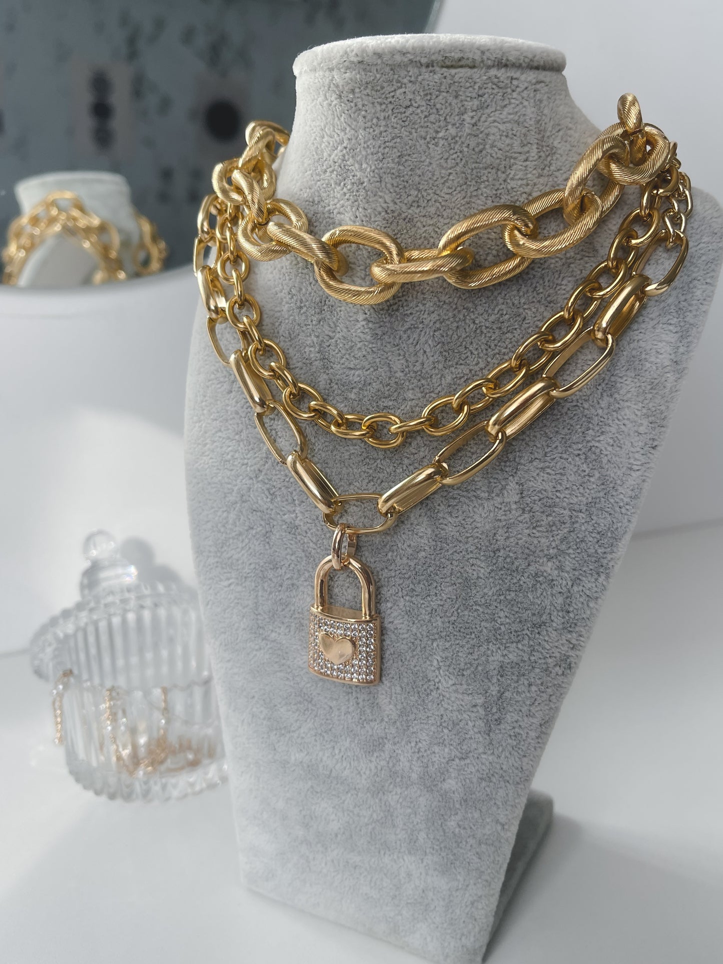 Correntaria elo oval Cartier.